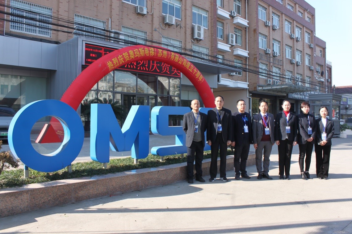 工作10年的华亿网页版员工合影留念